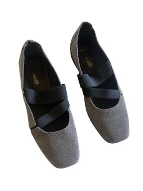 Clarks neutral comfy  gray Suede Ballet Flats with Black Elastic size 9.5